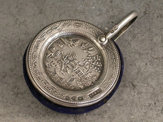 VICTORIAN ANTIQUE SILVER WILLOW PATTERN PLATE PIN CUSHION