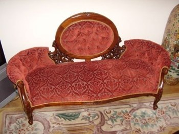 VICTORIAN STYLE DOUBLE ENDED SPRUNG SOFA.